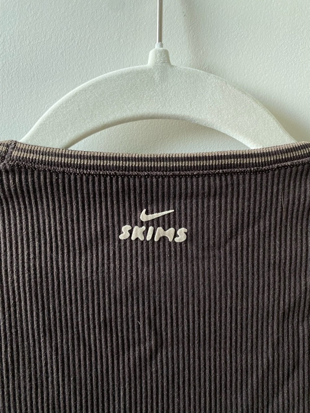 Nike SKIMS | Ribbed Seamless Short Sleeve T-Shirt Phoenix/Truffle - Picture 4 of 5